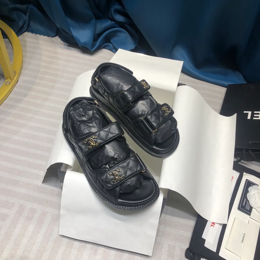 👟👟Ex-factory price 480👟👟 Women's shoes Women's clothing Women's shoes Women's clothing Women's shoes Women's clothing Chanel 2020ss new Velcro sandals, top counter quality (welcome🆚 comparison)💪 ⚠️As Chanel's classic shoe king, it is a hot item every summer. Once you start wearing sandals in summer, sports shoes will be relegated to the sidelines! Haha, the pattern will change a little every year, ⚠️2020 Chanel Spring and Summer New Season Double C Velcro Casual Sandals, 💯The upper adds more fashionable elements of Xiaoxiang, ⚠️Lingge electric embroidery. The upper is cowhide and the lining is sheepskin. It is comfortable and breathable to wear. It is very comfortable and versatile. ⚠️A very comfortable sandal for the feet! Size 35-40 (custom-made for 41)